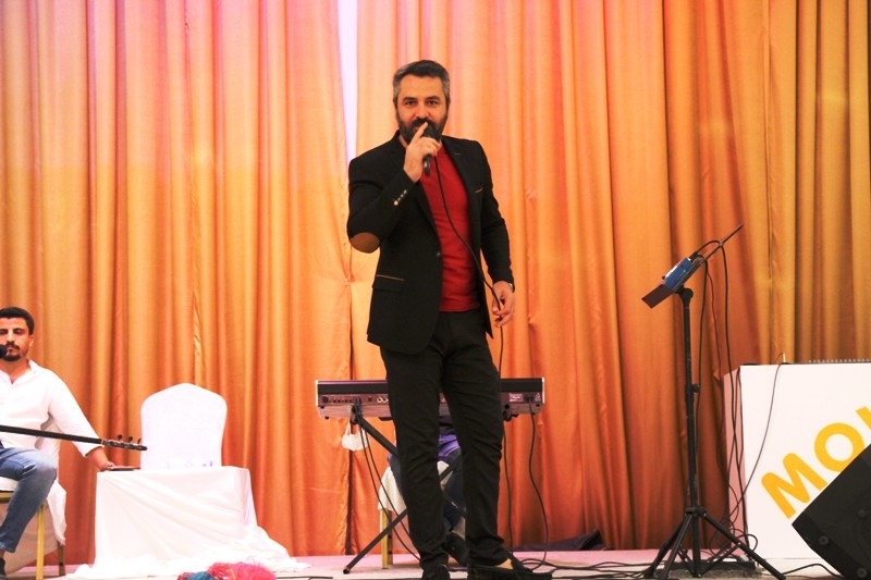 Pandemi yüzünden çiğ köfteci olan ses sanatçısı sahnelere dönmenin mutluluğunu yaşıyor