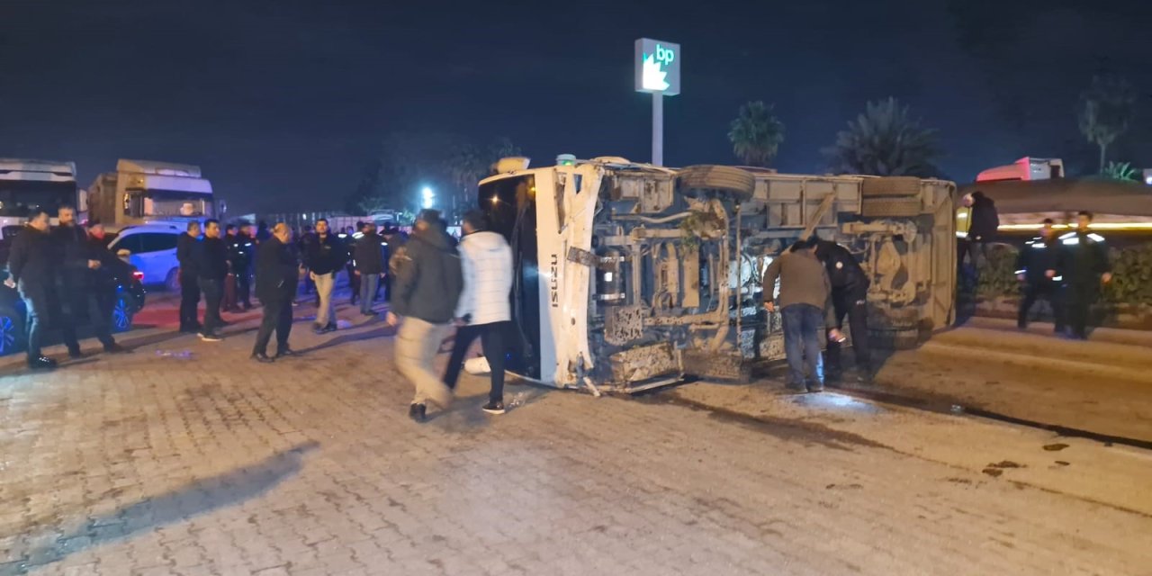 Polisleri taşıyan midibüs devrildi:10 yaralı