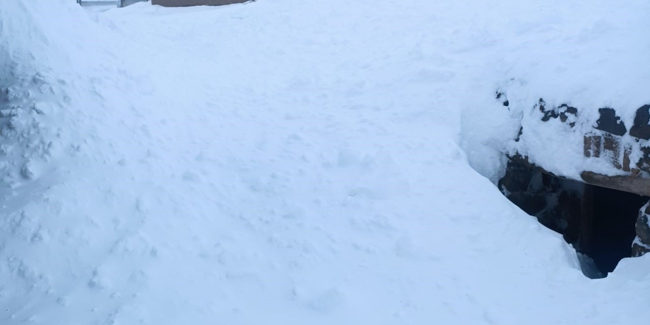 Van’da çığ felaketi;Bir ev çığın altında kaldı çalışmalar sürüyor