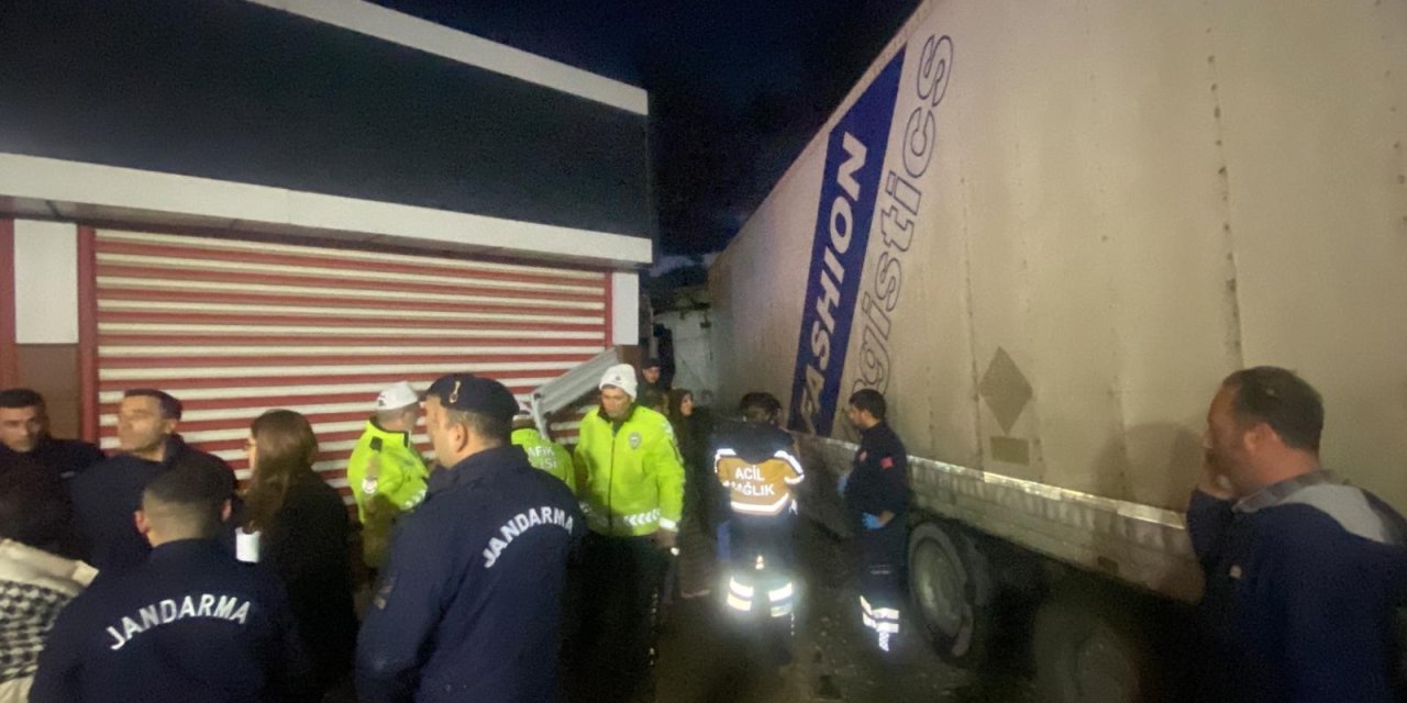 Tır dehşet saçtı servis minibüsü  ile çarpıştı:2 ölü,12 yaralı