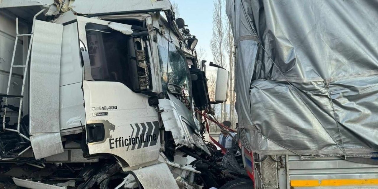 İki tır çarpıştı:1 ölü