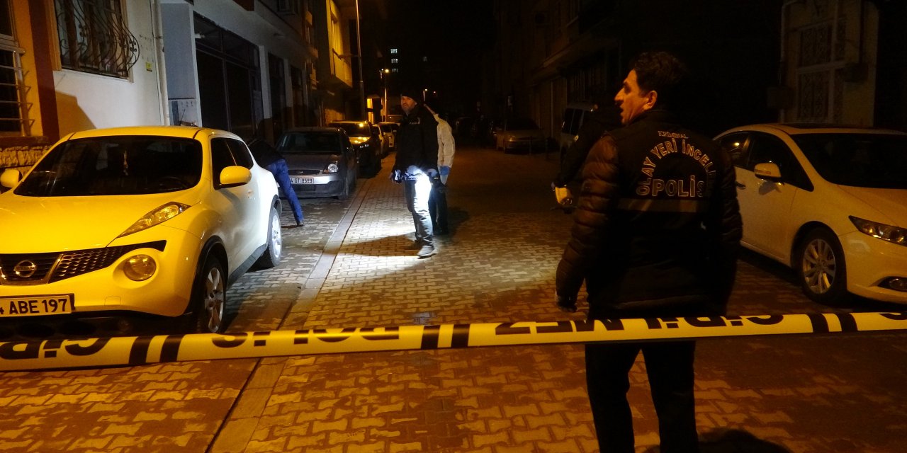 Husumetlisini satırla yaraladı