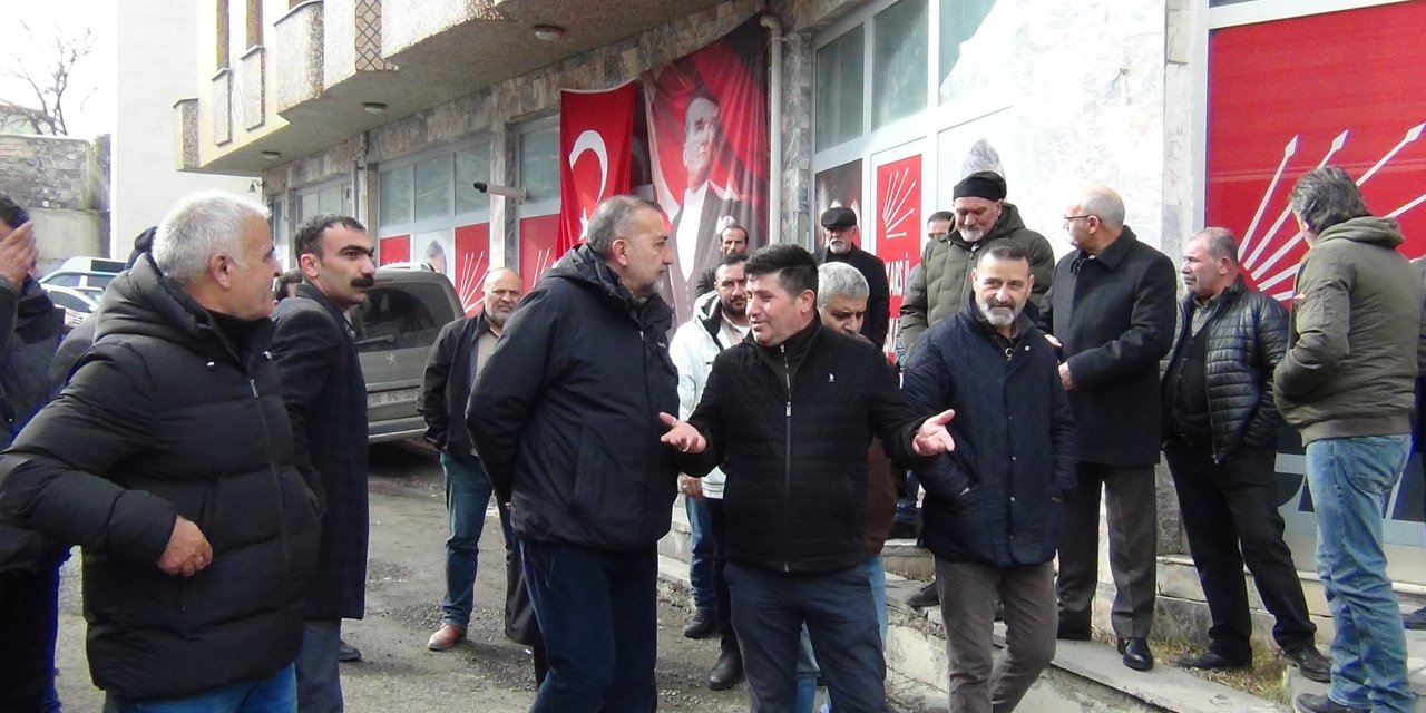 CHPlilerin parti önündeki protestoları devam ediyor