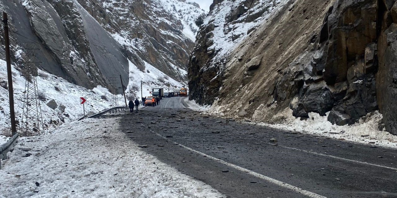 Hakkari yoluna kaya düştü: 10 yolcu ölümden kıl payı kurtuldu
