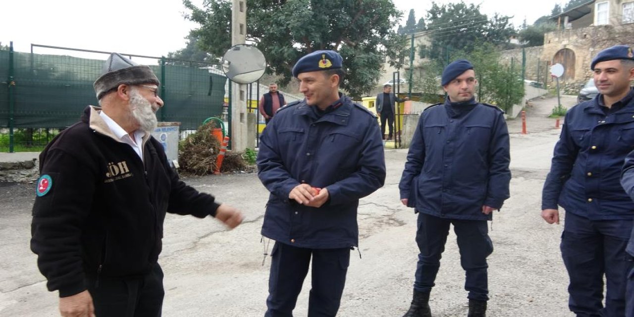 Elmacı Dede’den Mehmetçiğe moral ziyareti