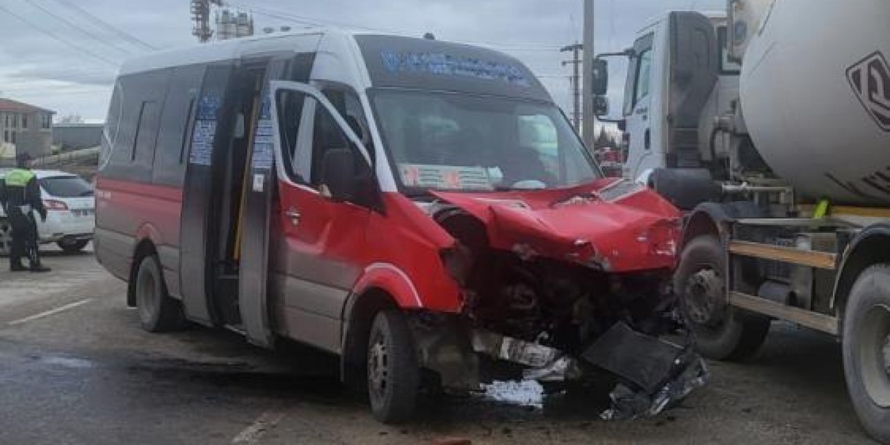 Yolcu dolu minibüs vidanjöre çarptı, 12 kişi yaralandı