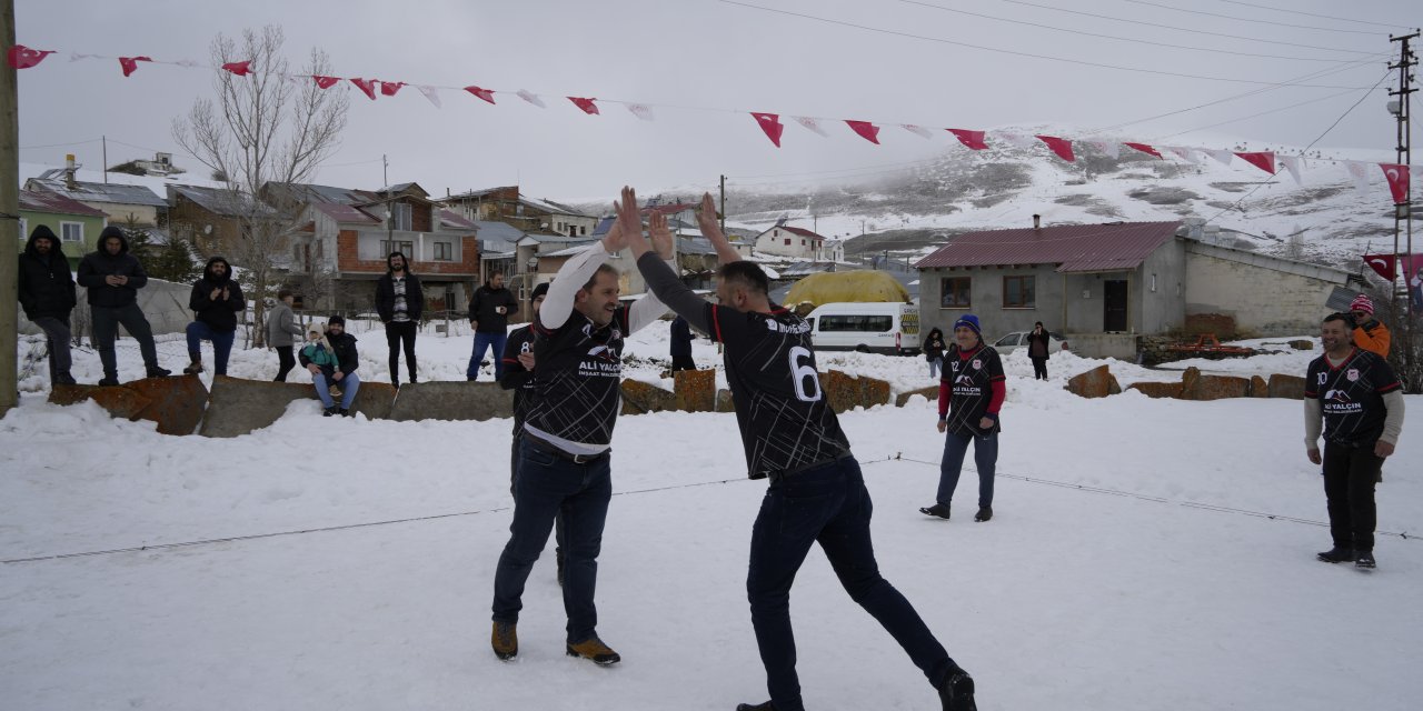 Bu köyde  kar voleybolu oynamak 31 yıldır bir gelenek haline geldi