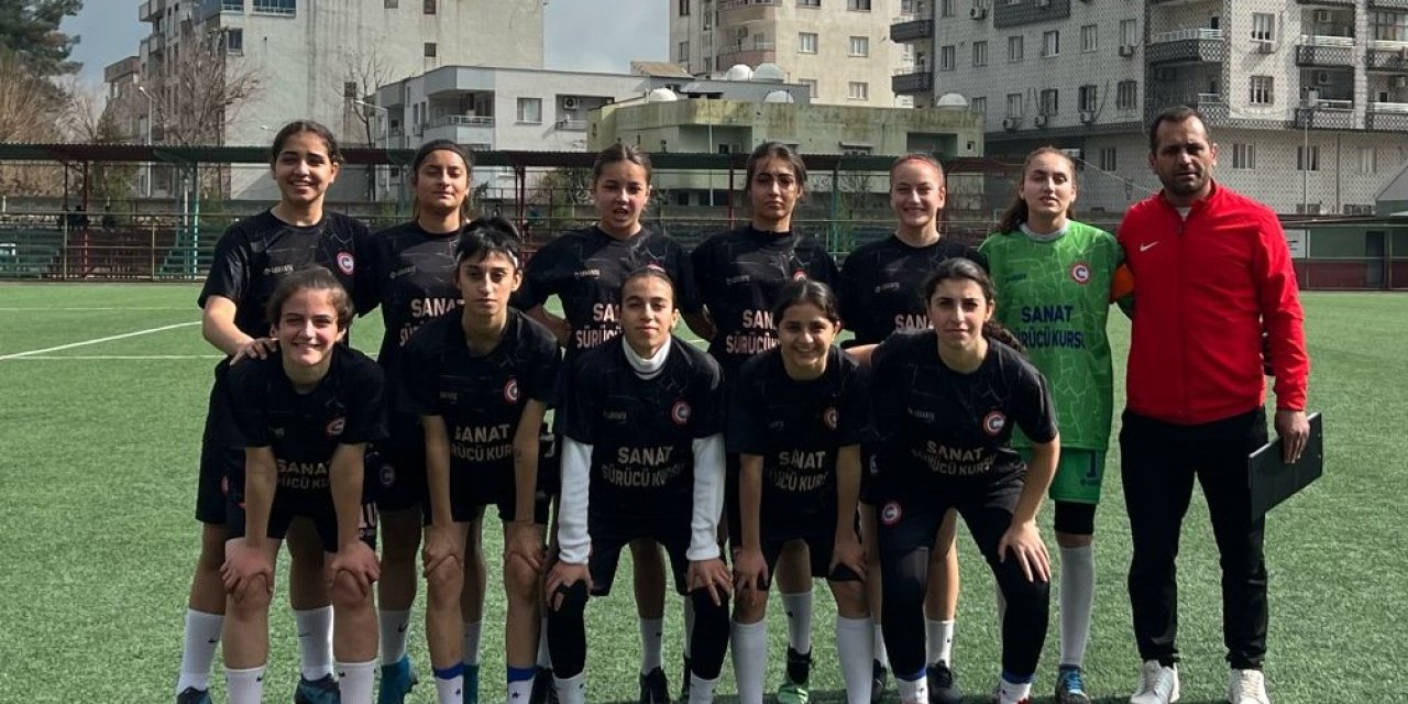 Cizreli Kadınlar Futbolda Şampiyonluğa koşuyor