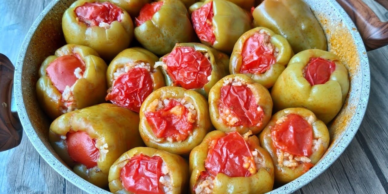Biber dolması kayış gibi mi oluyor? Üzerine 1 kaşık gezdirin asla kuru olmuyor...