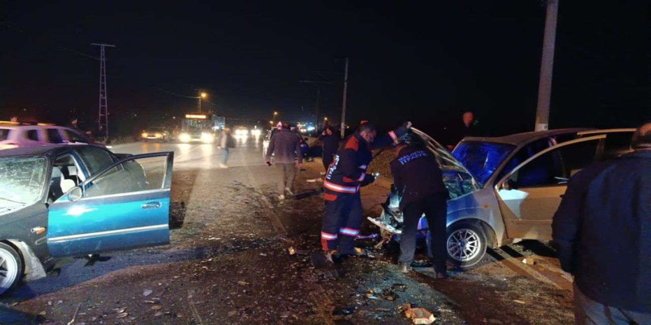 iki otomobil kafa kafaya çarpıştı: 3 yaralı