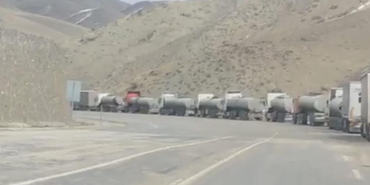 İran sınırında tır kuyruğu 15 kilometreyi buldu