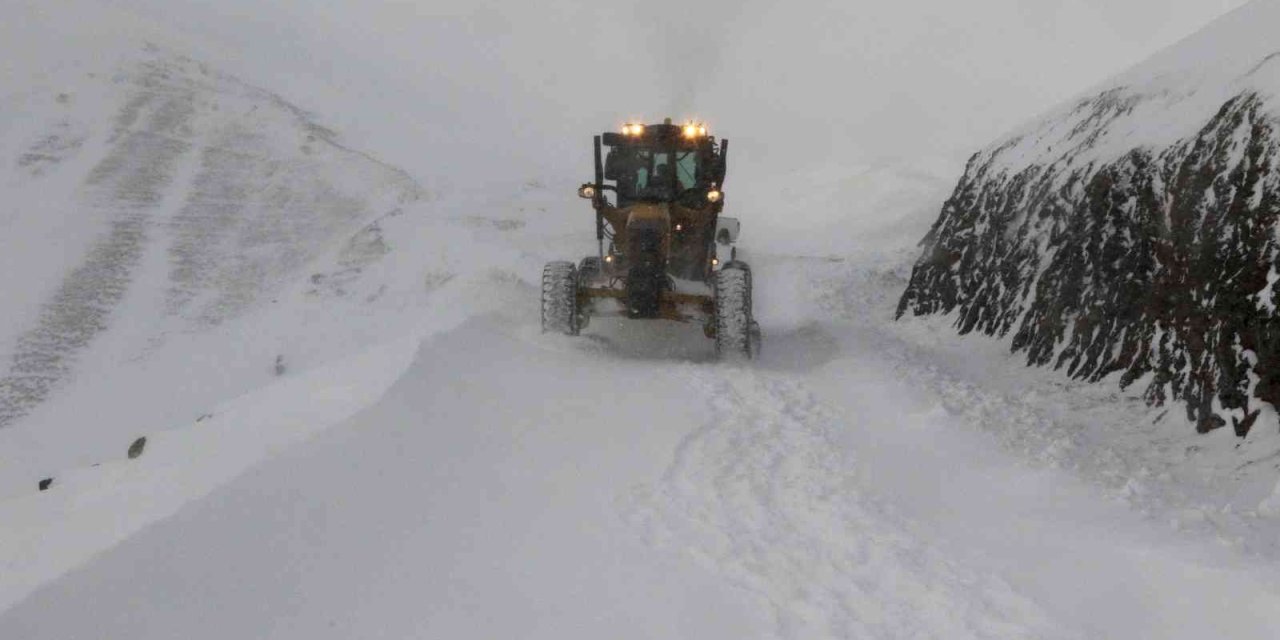 Çığın kapattığı Van- Hakkari karayolu trafiğe kapatıldı