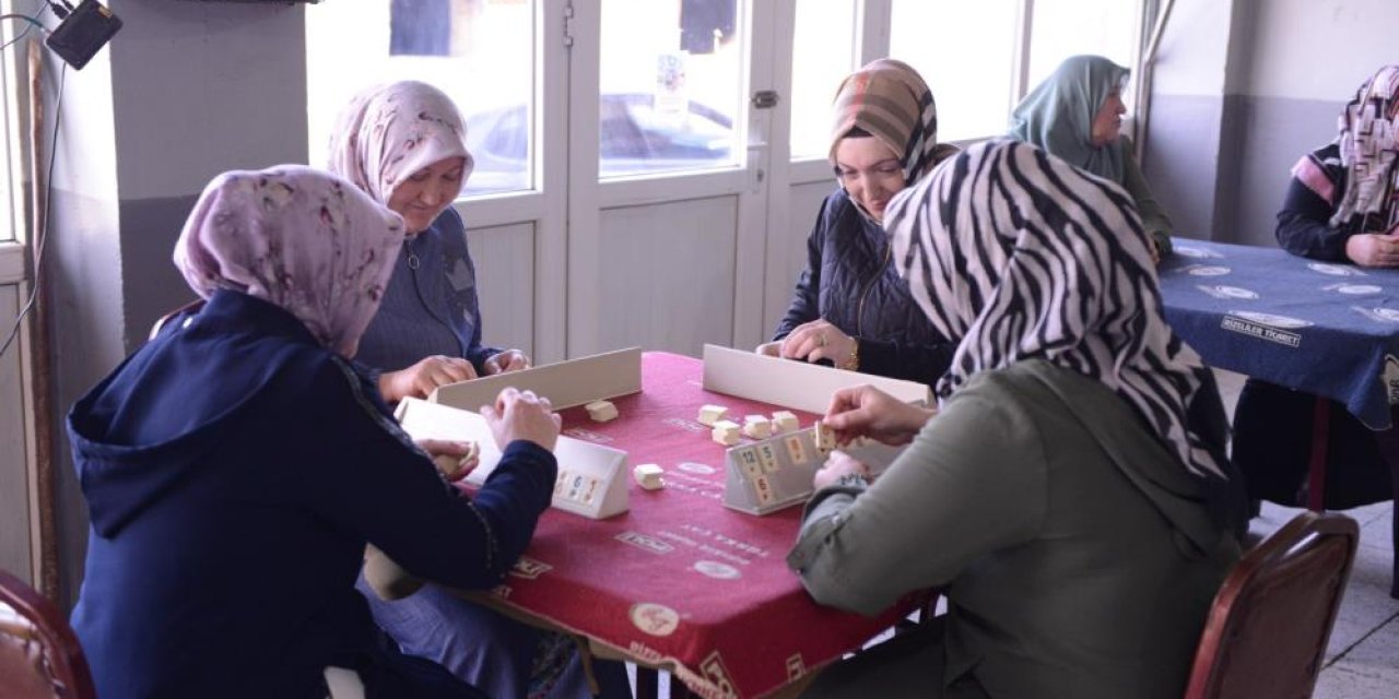 Bu köyde kadınlar gönüllerince eğlenirken, erkeklere sokağa çıkma yasağı var!
