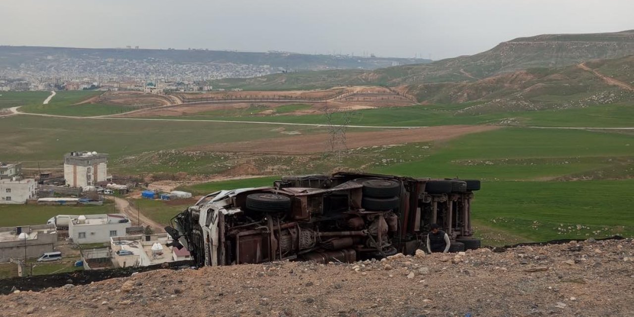 Şırnak'ta Kömür Yüklü Tır Devrildi: Şoför Yaralandı