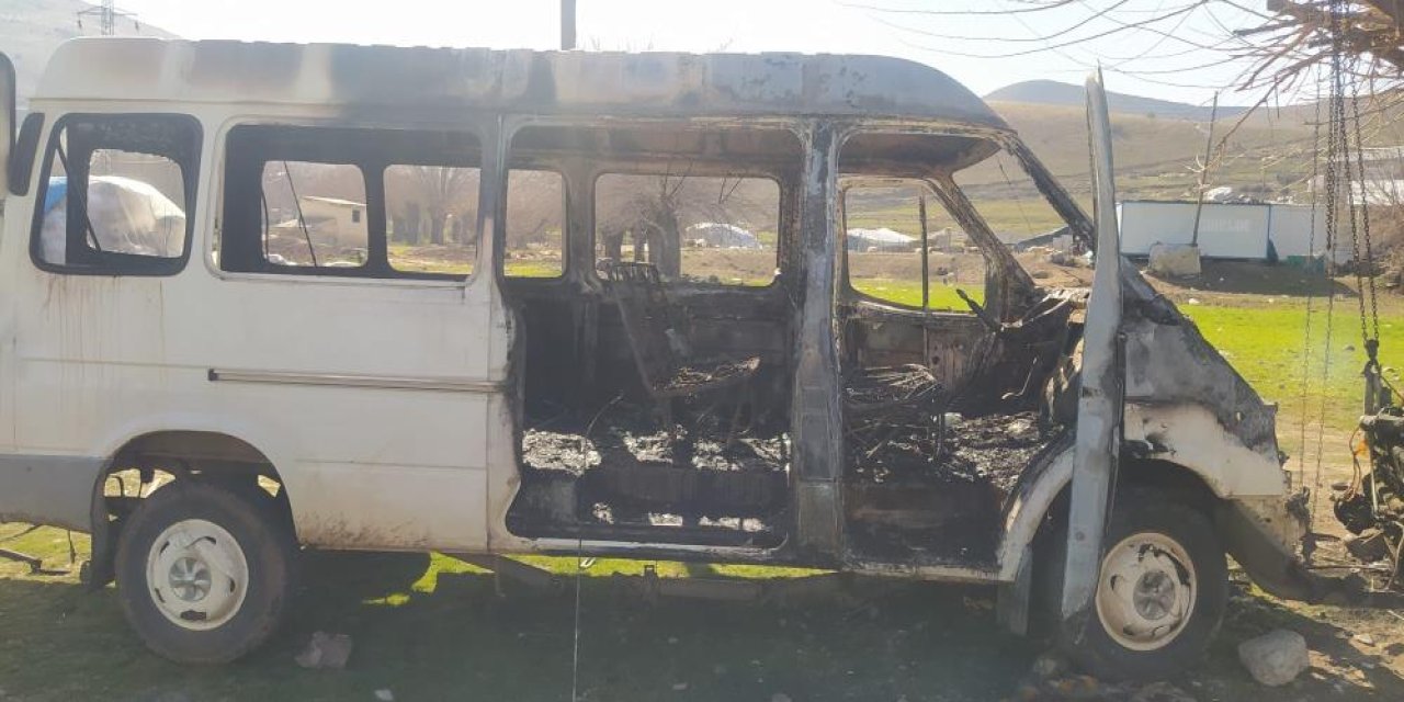 Park halinde yanan minibüs kullanılamaz hale geldi