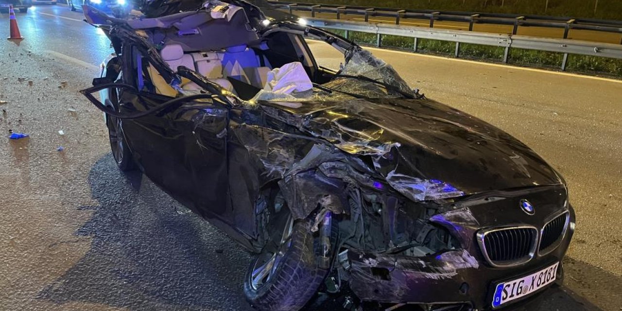 TEM’de tıra çarpan otomobilin tavanı koptu: 1 ölü, 2 yaralı