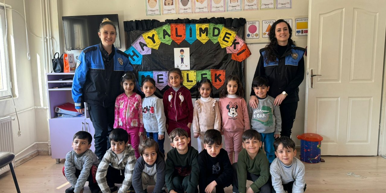 Cizre polisi, minik öğrencilere kendini tanıttı