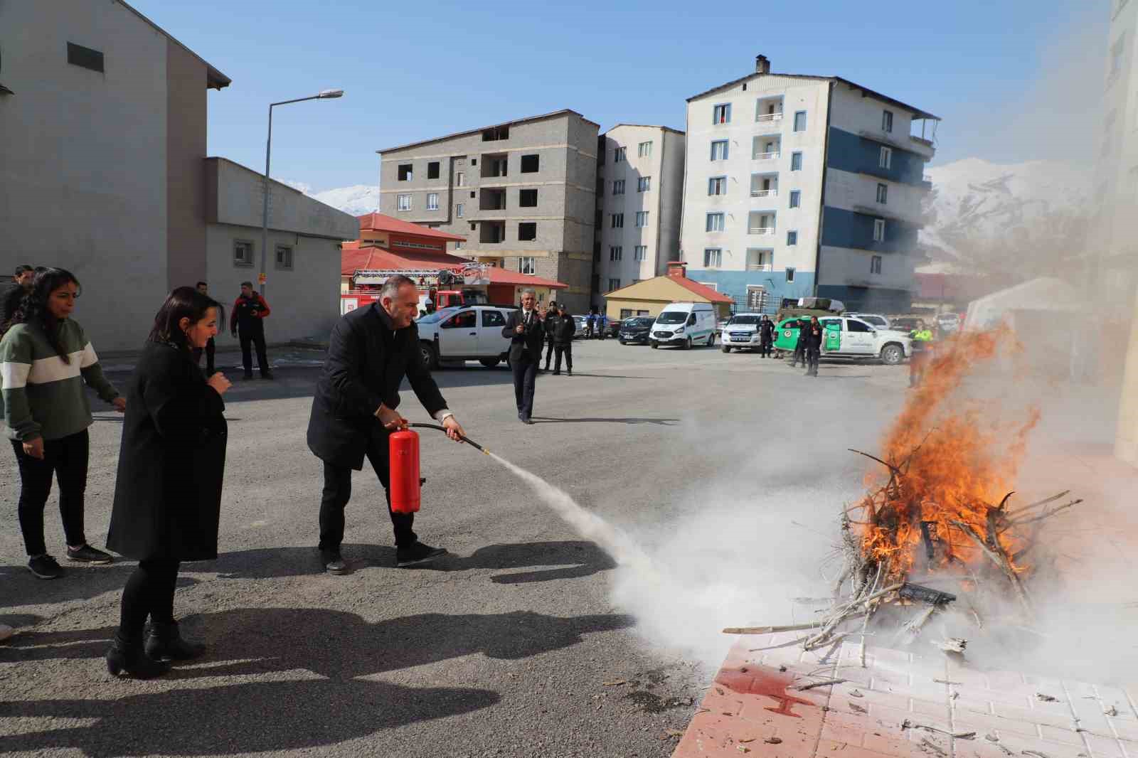Hakkari’de gerçeği aratmayan tatbikat nefes kesti. Öğrenciler hayran kaldılar