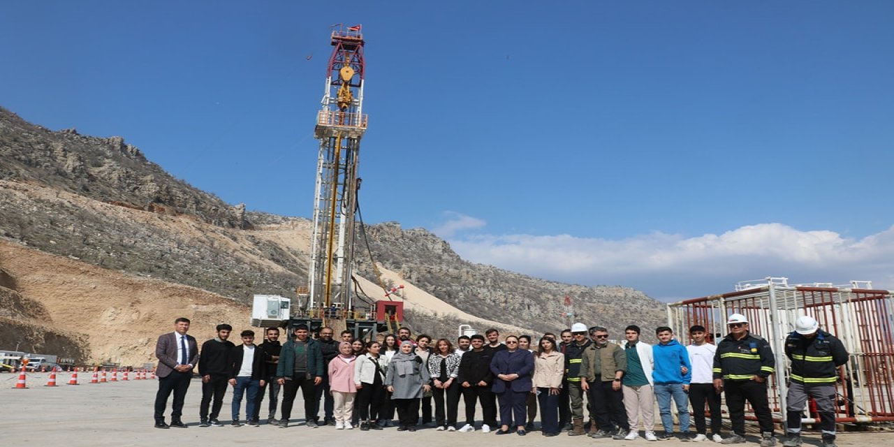 Kaymakam Demir, Öğrencilerle birlikte Şehit Esma Çevik Petrol Üretim Sahasını gezdi