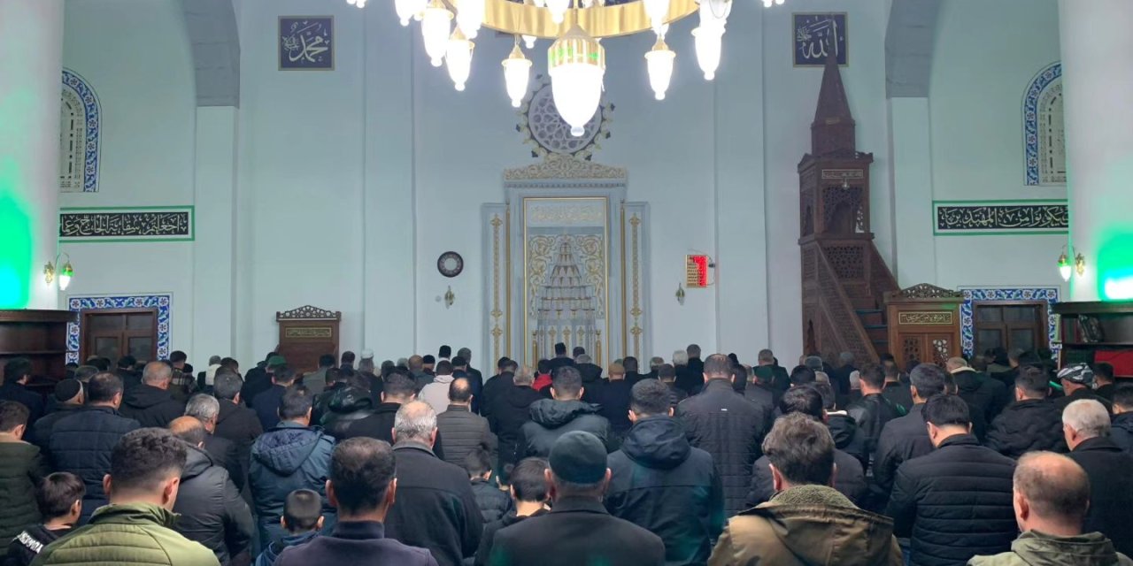 Şırnak'ta İlk teravih namazında camiler doldu