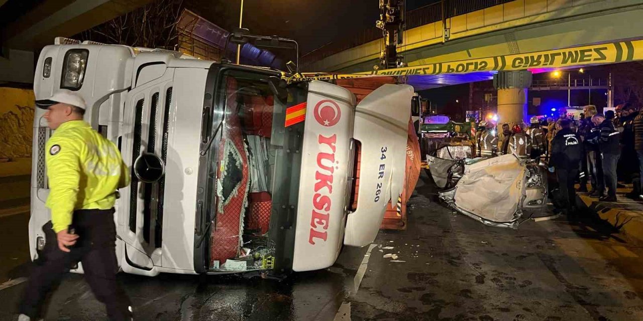 Köprüye çarpan tır, otomobilin üzerine devrildi: 4 ölü
