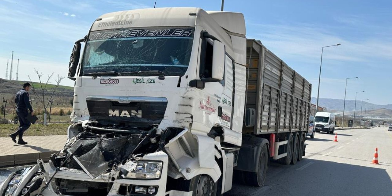 İki tırın çarpıştığı kazada yaralanan sürücü hayatını kaybetti
