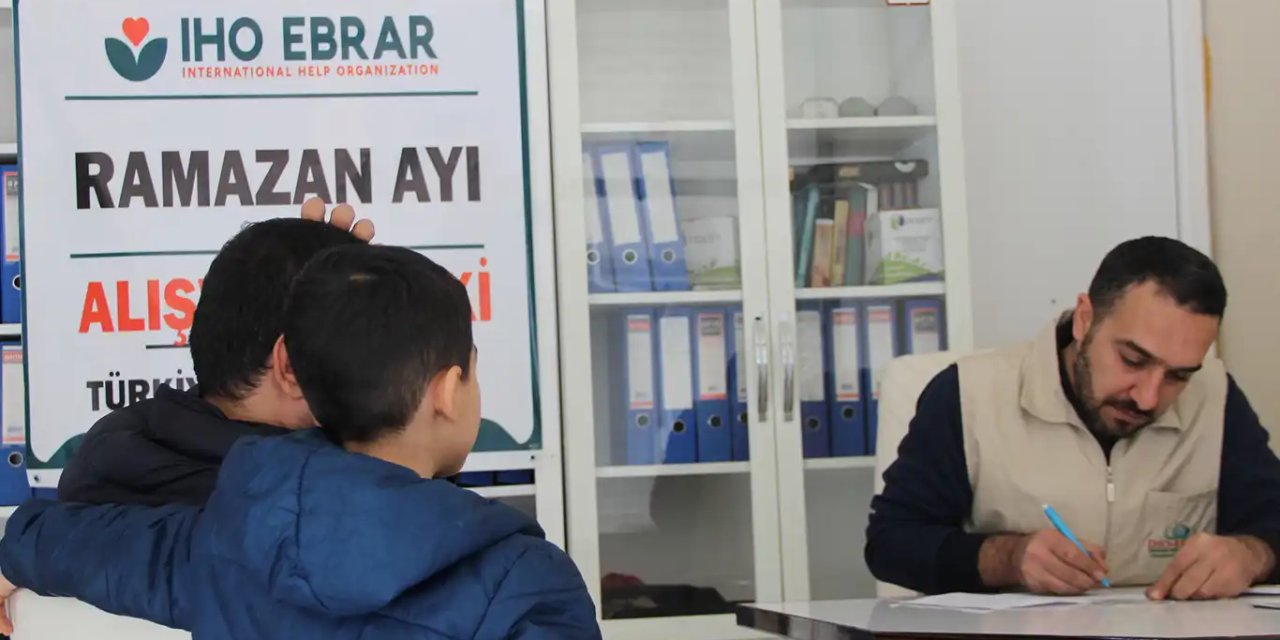 IHO EBRAR Cizre'de onlarca aileye alışveriş kartı dağıttı