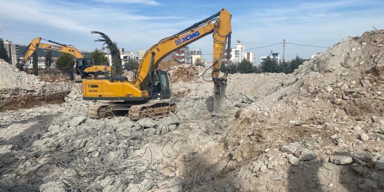 Ayağına beton parçası düşen işçi yaralandı