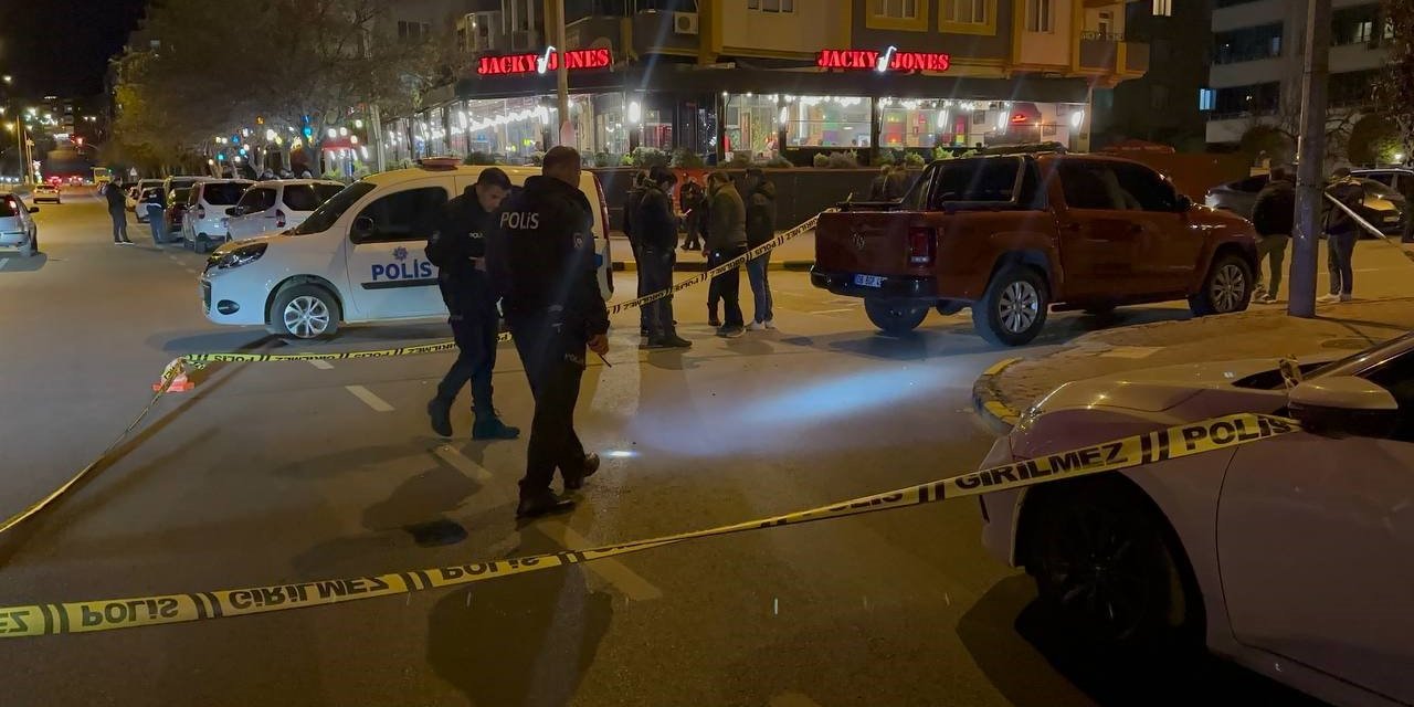 Trafikte silahlı çatışma: Mermiler evlere isabet etti