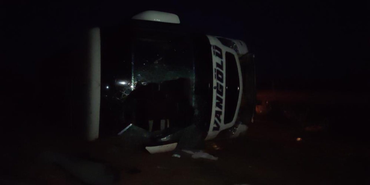 Vangölü Turizm firmasına ait yolcu otobüsü kaza yaptı: 15 yaralı