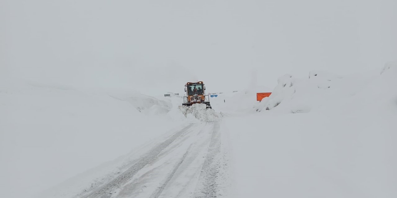 Muş'ta 85 kişi tipi nedeniyle  yolda mahsur kaldı