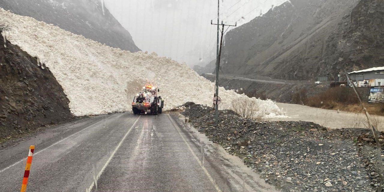 Sürücüler Dikkat! Şırnak-Hakkari yoluna çığ düştü,  Yol Ulaşıma kapandı