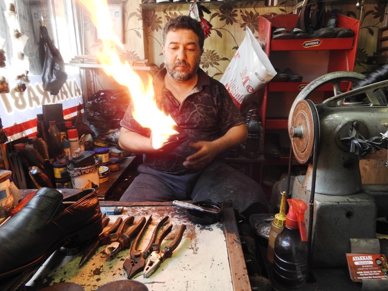 Ayakkabıları 45 Derecede Ateşle Yakarak Boyuyor