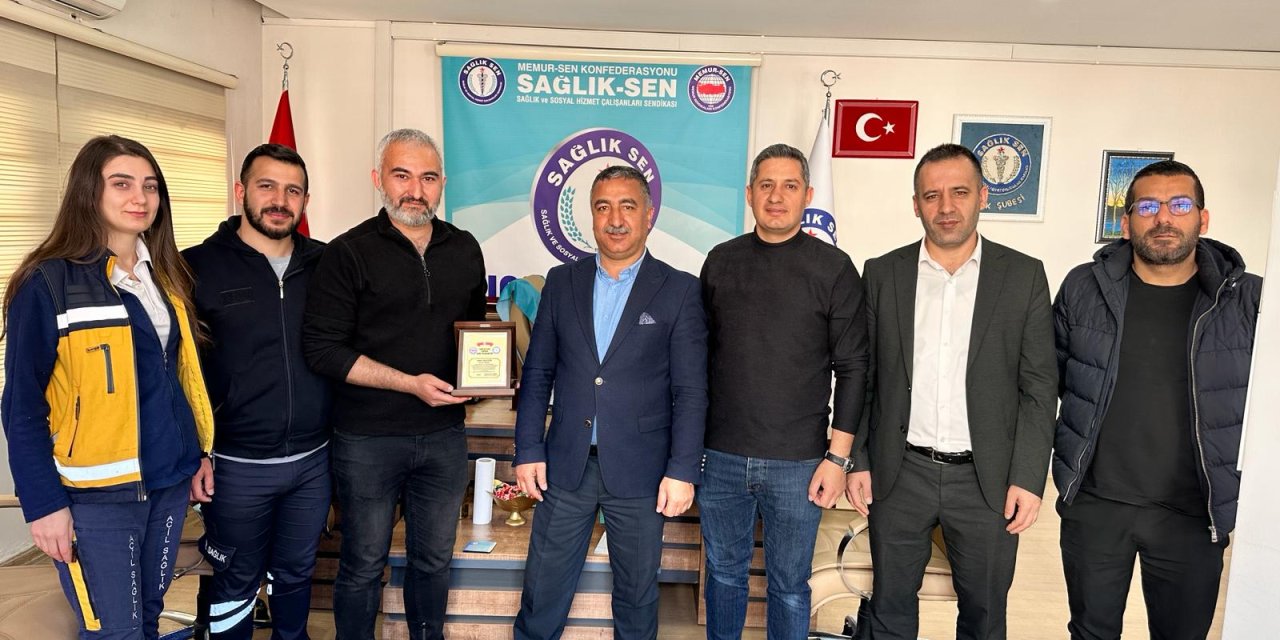 Cizre’de tayini çıkan Sağlıkçılara Sağlık-Sen’den Plaket