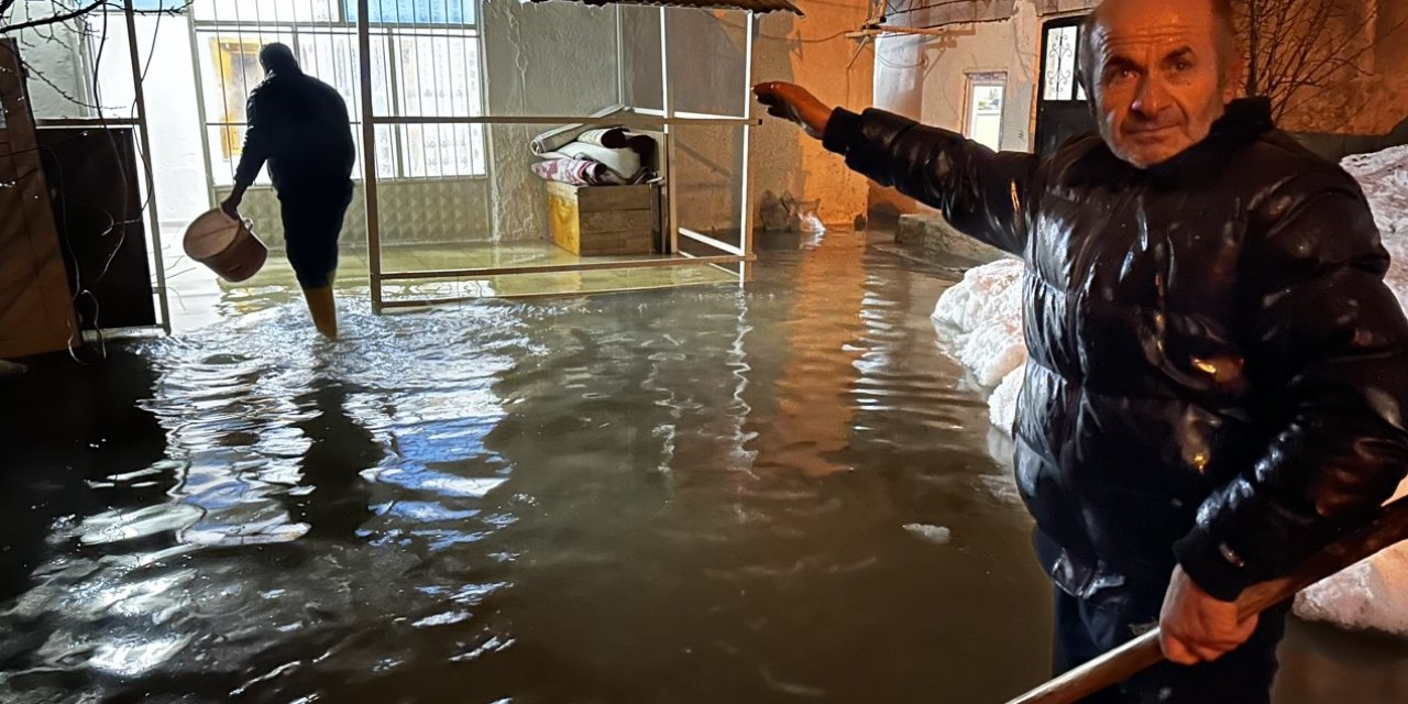 Evleri su altında kalan Yüksekovalı Aile akrabalarına sığındı