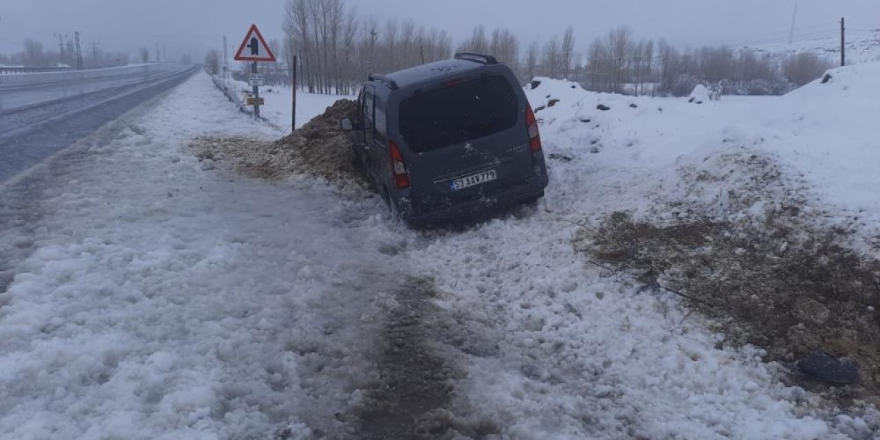 Van'da kamyonet yoldan çıktı: 2 yaralı