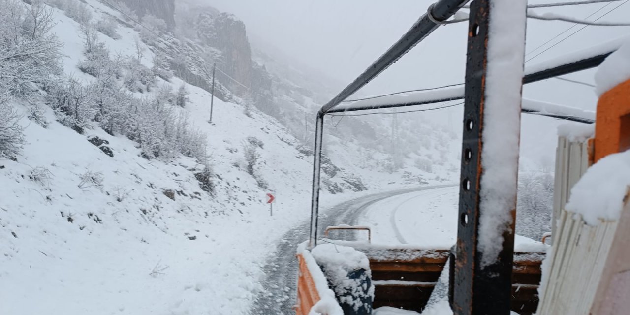Şırnak'ta kardan kapanan yollarda çalışma başlatıldı