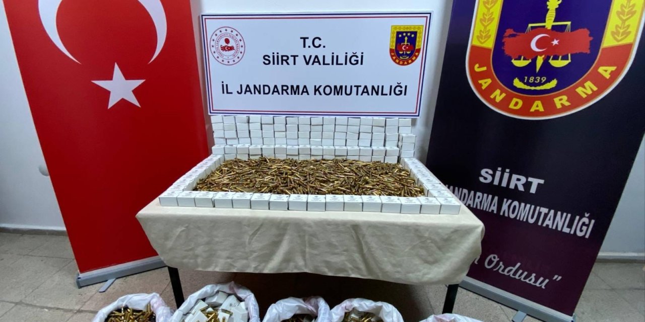 Siirt'te bir araçta cephanelik ele geçirildi: 5 tutuklama