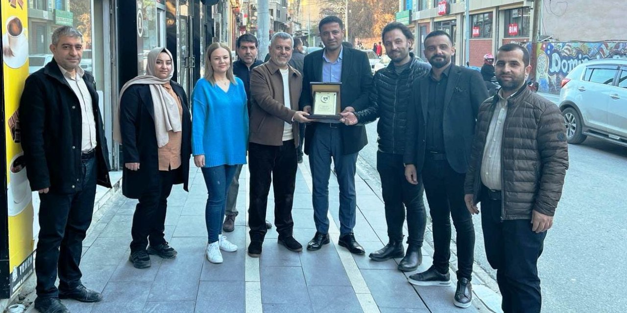 Cizre Esnafından Mahalle Muhtarına Plaket
