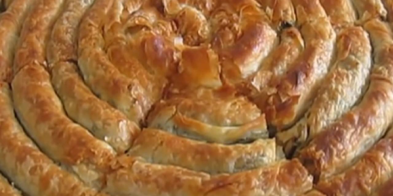 Sırrı sosunda! Yiyenlerin el açması sandığı peynirli börek pişirmenin püf noktası