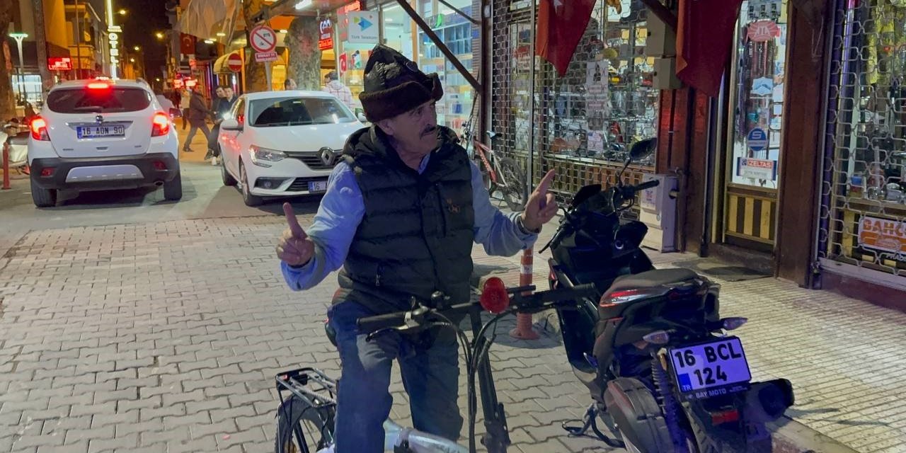 Bisikletli bağımsız belediye başkan adayı kahve kahve gezip oy istiyor