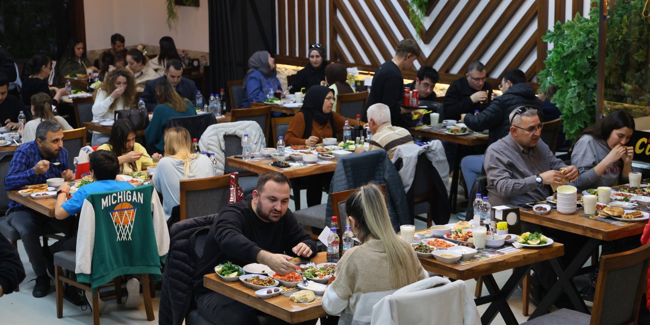 İftarı Büryan ile açan Adanalıların hem gözü hem de midesi doyuyor