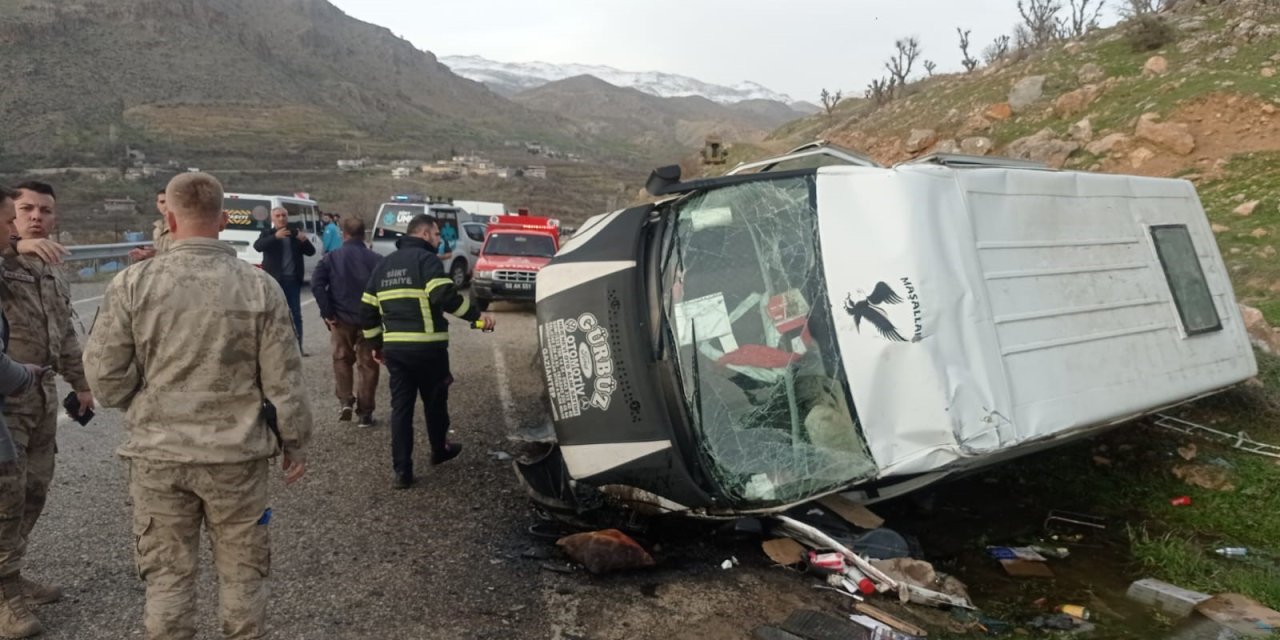 Öğrenci minibüsü devrildi: 1 ölü, 6 yaralı