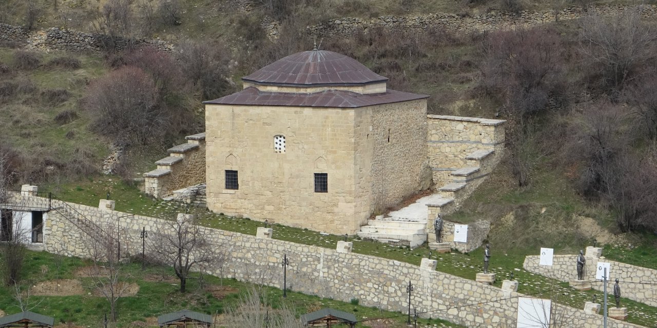 200 yıllık mescit zamana direniyor