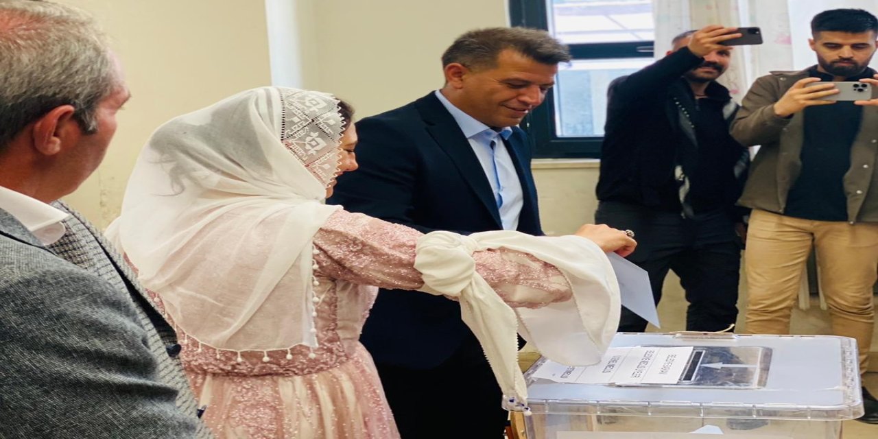 DEM Parti Şırnak Belediye Eşbaşkan adayı Saltan oyunu kullandı
