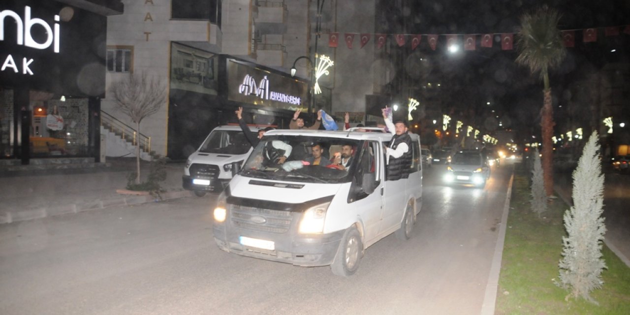 Cizre’de bir tarafta kutlama bir tarafta gösteri