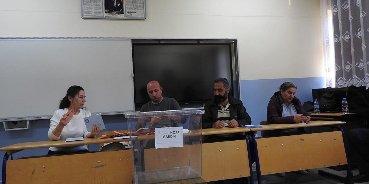 İki kadının aday olduğu seçimde oylar eşit çıkınca muhtar kura ile belirlendi
