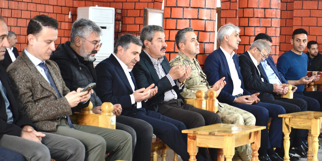 Şırnak Valisi’nden İstanbul’da çıkan yangın sonucu hayatını kaybeden iki gencin taziyesine ziyaret
