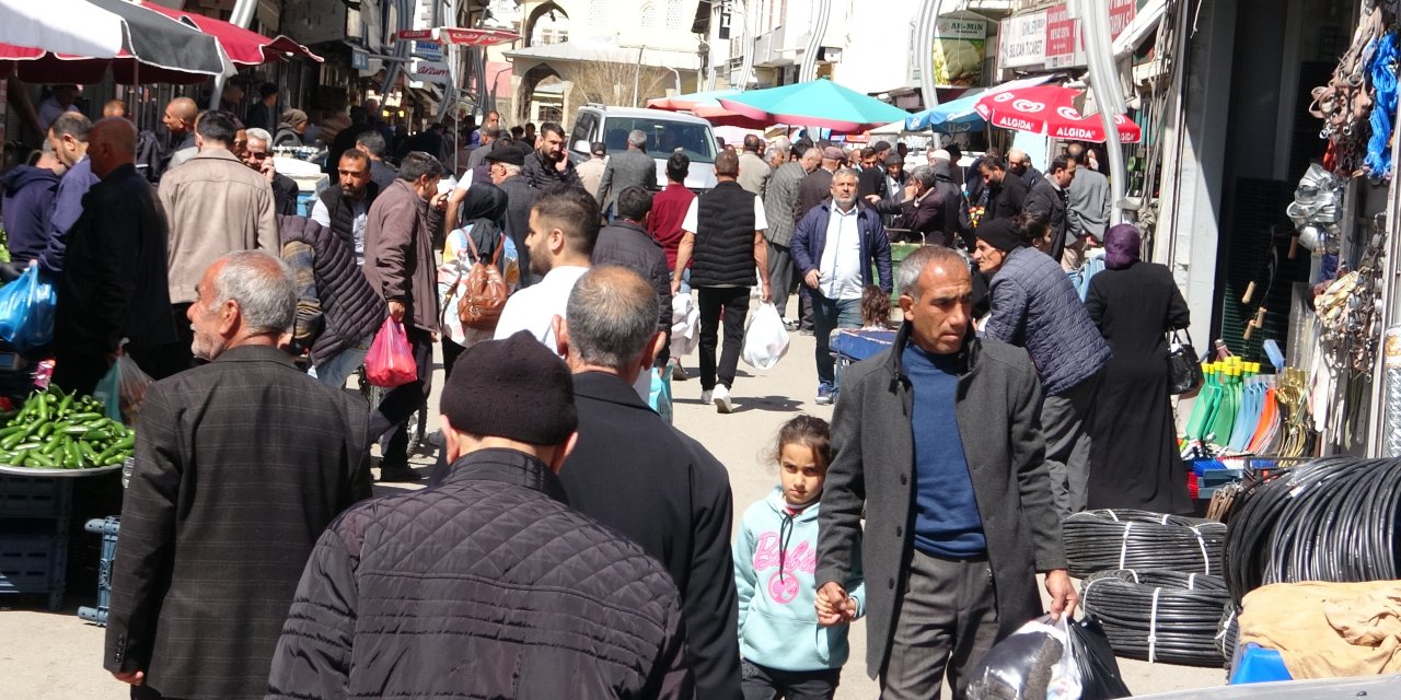 İki gün önce savaş alanına dönen sokaklarda bayram hareketliliği yaşanıyor