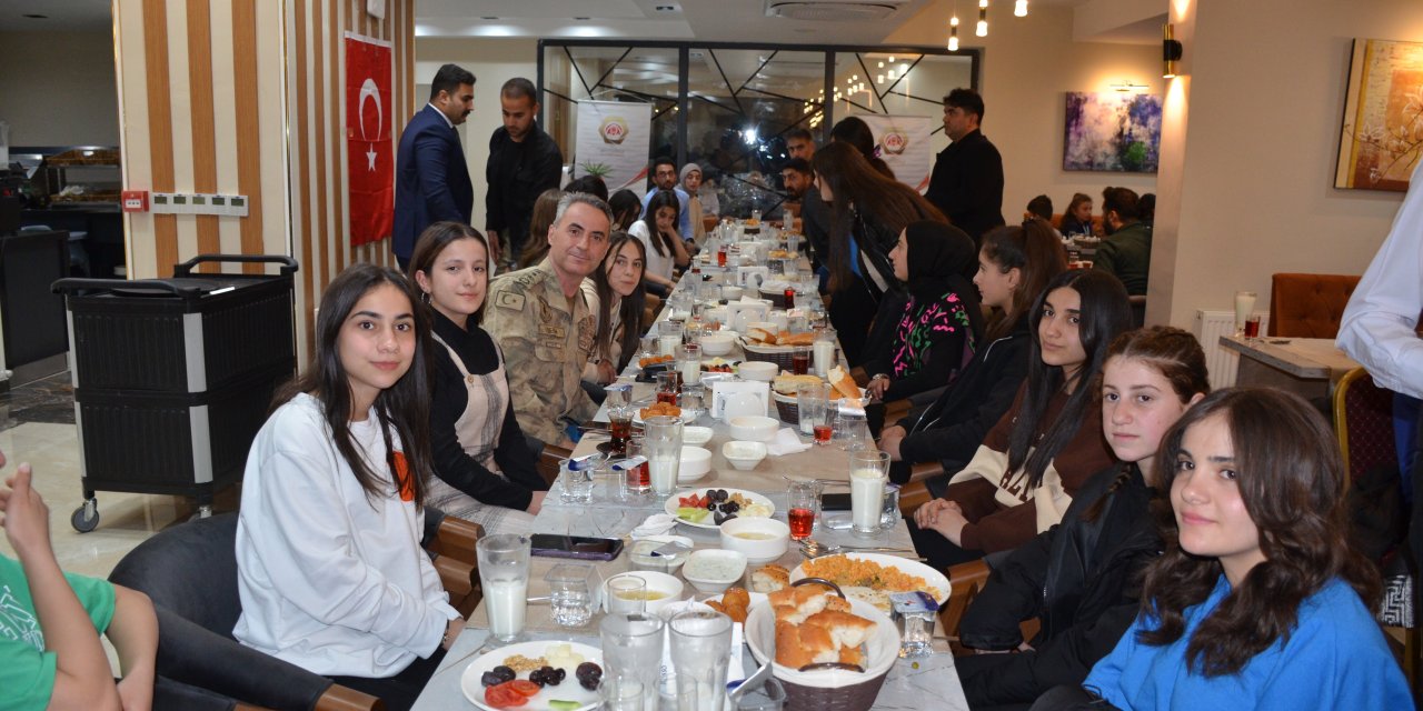 Beytüşşebap Kaymakamı yüzlerce öğrenci ile iftarda buluştu